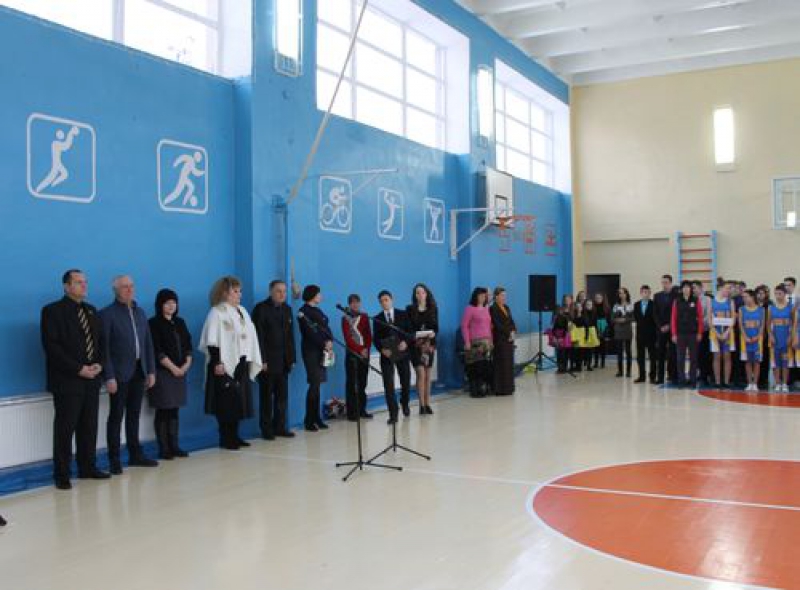 В Павлоградской школе открыли обновлённый спортивный зал