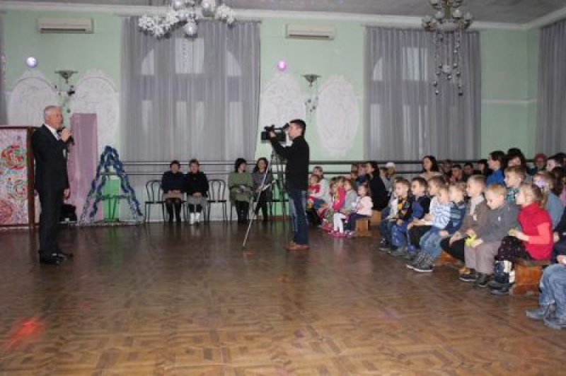 Детям-переселенцам в Павлограде подарили новогоднюю сказку