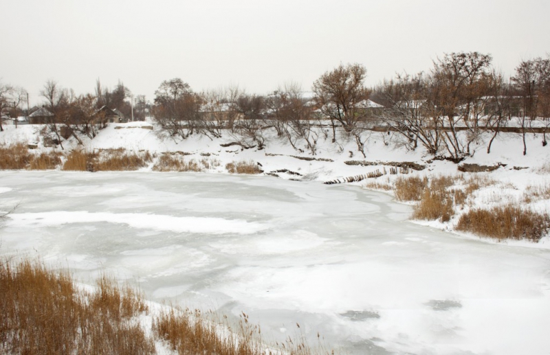 Две женщины и ребенок провалились под лед на реке Волчья