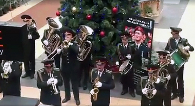 Накануне Нового года в Павлограде военный оркестр устроил музыкальный флешмоб