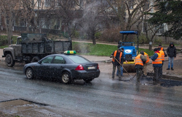 Ремонту дорог в Павлограде мешает погода