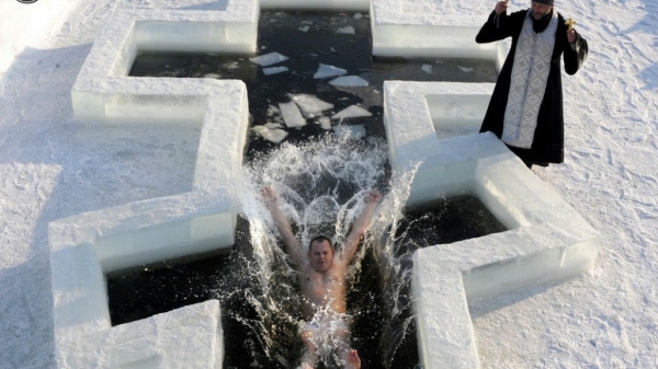 Спасатели рассказали о правилах погружения в ледяную купель