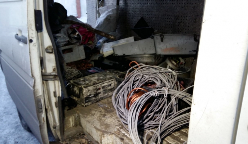 В Терновке грузовой бус перевозил краденный кабель и провода высоковольтных электросетей