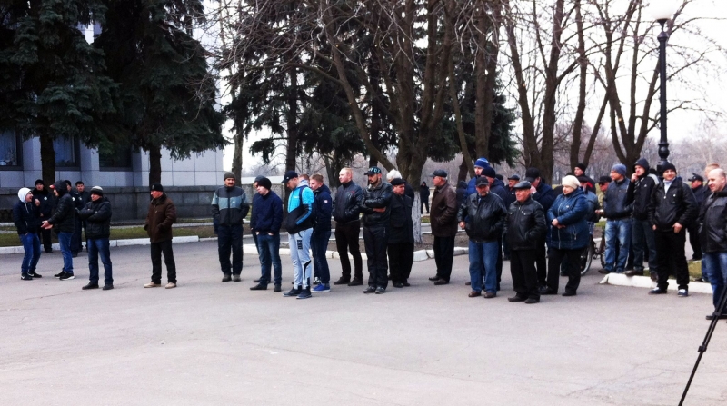 Активисты из Днепра приехали требовать повышения зарплаты шахтерам в Павлограде