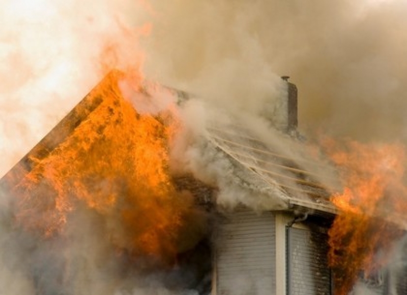 Спасатели вытащили из пожара мужчину