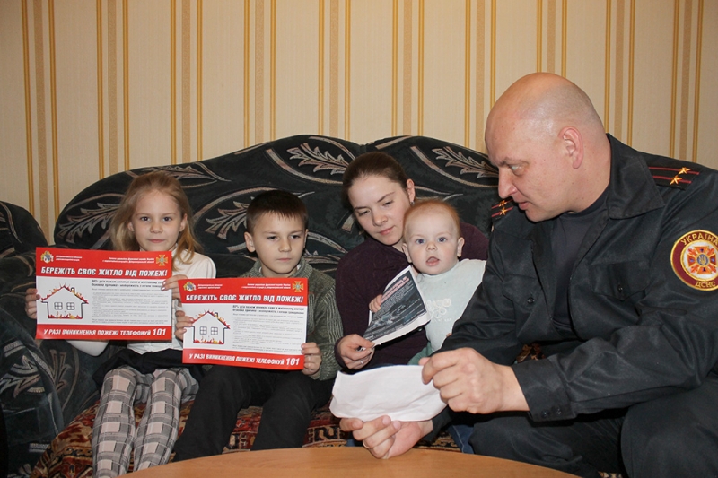 В Першотравенске спасатели проводят не только разъяснительные работы, но и угощают конфетами