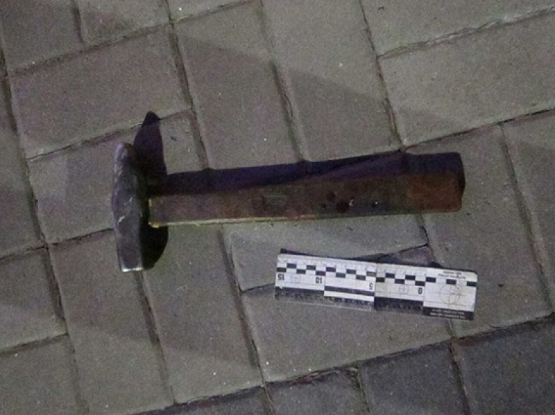 В Днепре на областную администрацию напал мужчина с молотком