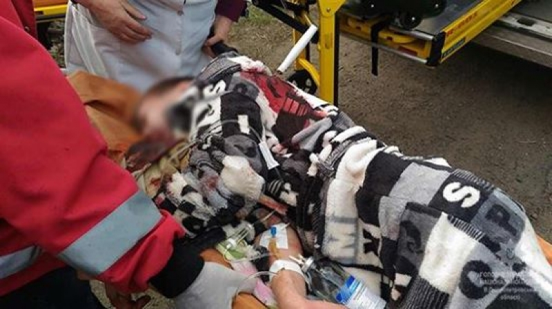 На Днепропетровщине подростку перерезали горло - парень в реанимации.