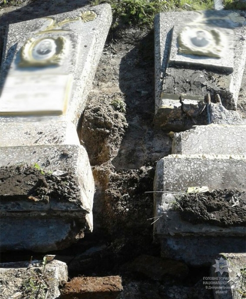 В Павлоградском районе полицейские задержали молодого человека, который разбил могилы