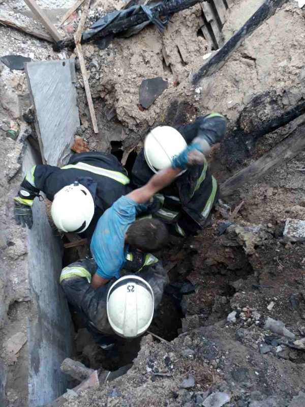 В Днепре парень оказался под завалом полуразрушенного здания 