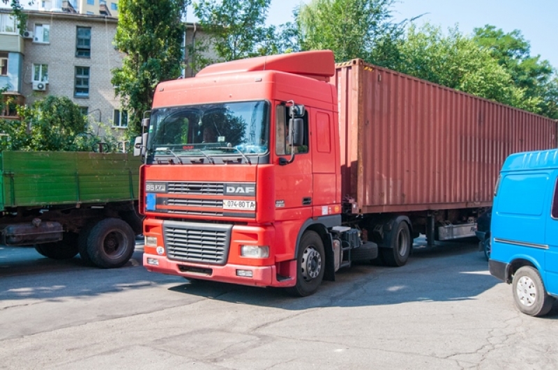 На Днепропетровщине грузовикам до осени  ограничили передвижение 