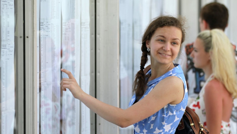 Сегодня абитуриенты узнают о своем зачислении в вузы 