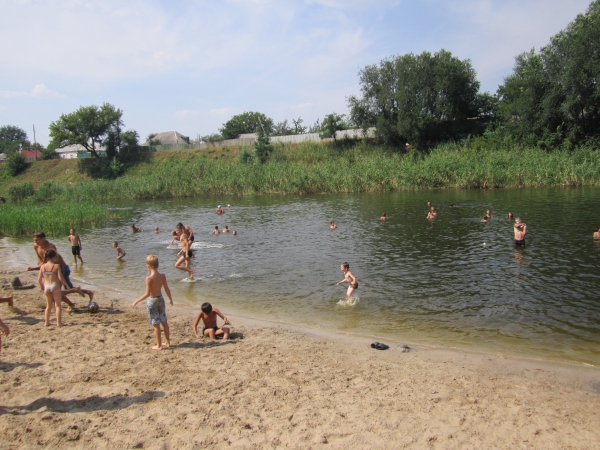На городском пляже открылся купальный сезон