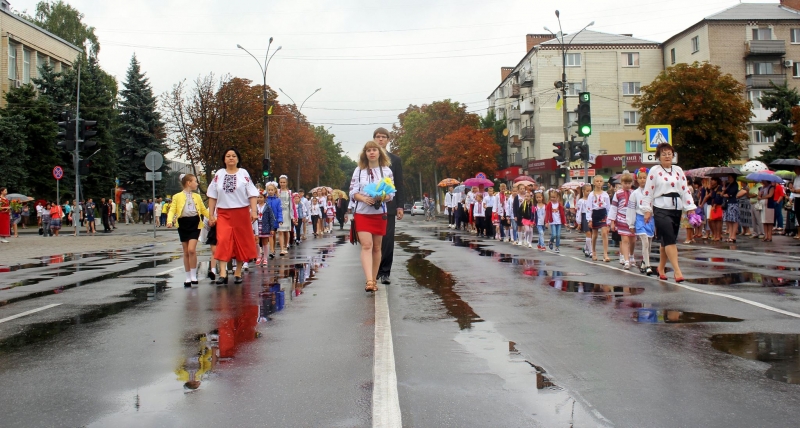 Десятки шаров и парад вышиванок. Павлоград отметил День флага 