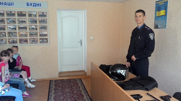 Терновские полицейские показали детям свою работу