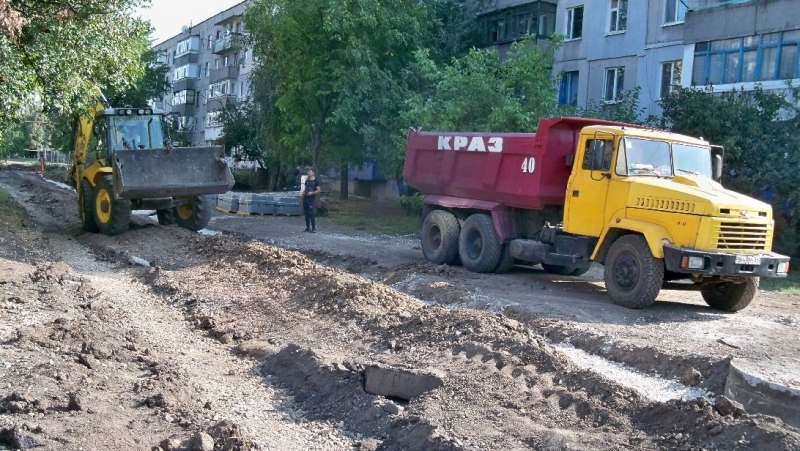 В Першотравенске восстанавливают асфальт 
