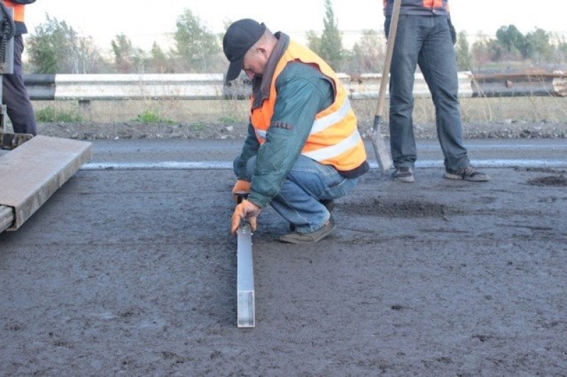 Трассу от Павлограда до границы с Донецкой областью ремонтируют по новой технологии 