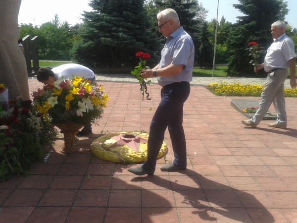 Депутаты горсовета Терновки прервали сессию ради церемонии возложения цветов