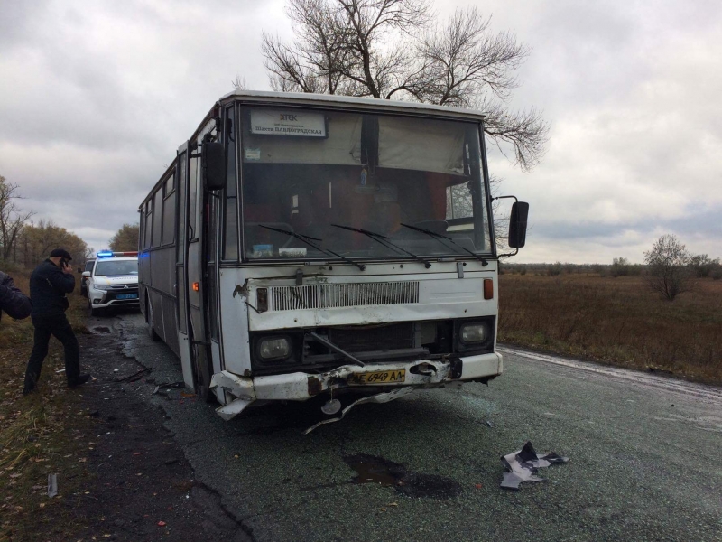 ДТП под Павлоградом: легковушка влетела в автобус с шахтерами 