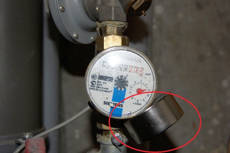 В Павлограде поймали более 40 нарушителей, которые воровали воду с помощью магнитов на счетчиках