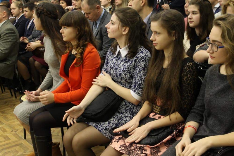 В Павлограде 50 отличников учебы получили стипендии городского головы