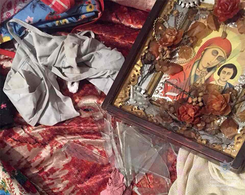 В Днепре внук чуть ли не до смерти забил свою бабушку иконой (ФОТО,ВИДЕО)