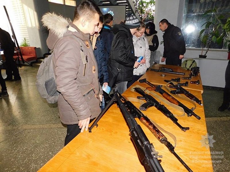 Школьников Западного Донбасса призывали к работе в полиции