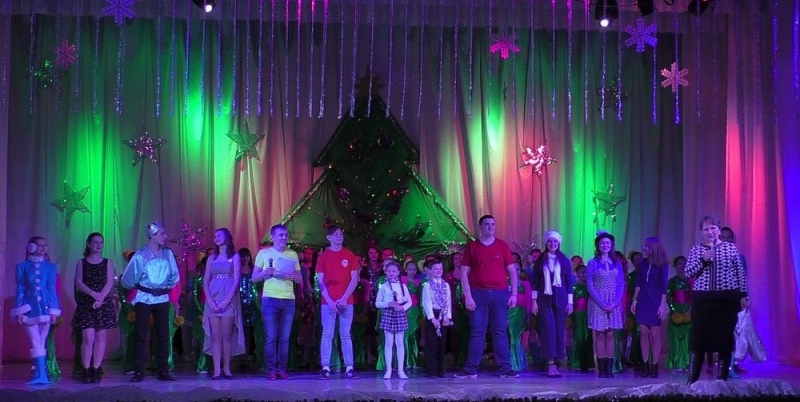 На главной елке Першотравенска отличники учебы и одаренные дети получили новогодние подарки