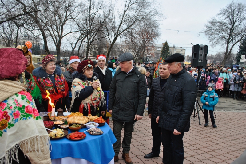 Яркие краски, песни и колядки - в Рождество Христово