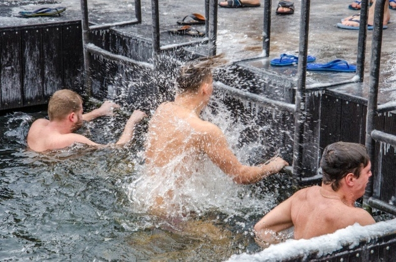 Что ставить на стол и почему следует погружаться в ледяную воду: традиции Крещения
