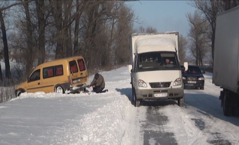 Павлоградский район: Машина слетела с дороги из-за скользкой дороги