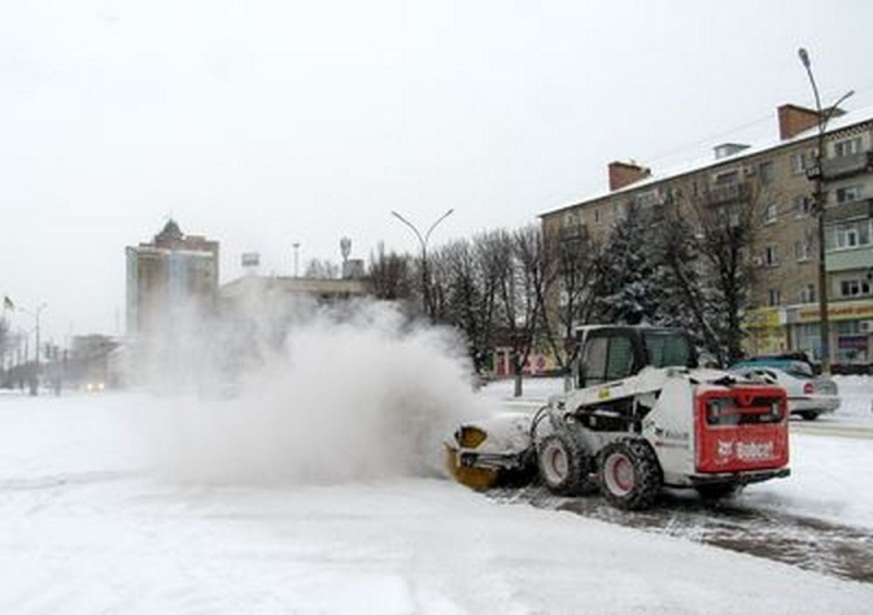 Коммунальщики Павлограда за время непогоды расчистили более 600 км тротуаров города