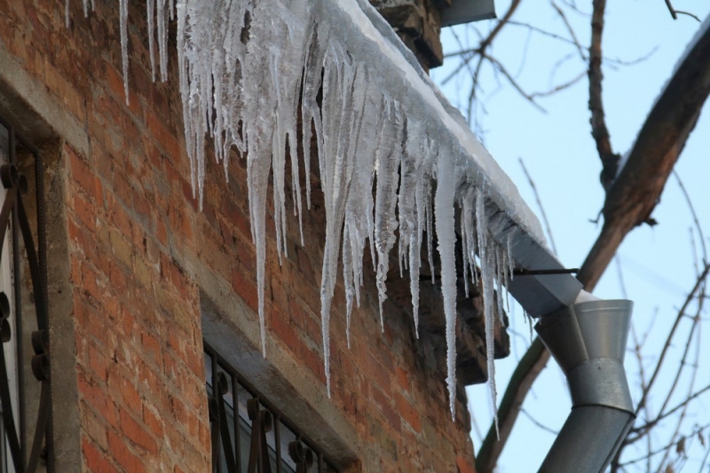В переменчивую зимнюю погоду берегитесь гололеда и сосулек