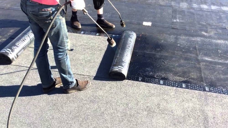 Чтобы спасти аварийные кровли в домах, першотравенцы помогают властям деньгами