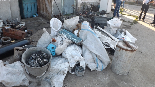 Павлоградские делки незаконно принимали металлолом и обвешивали клиентов