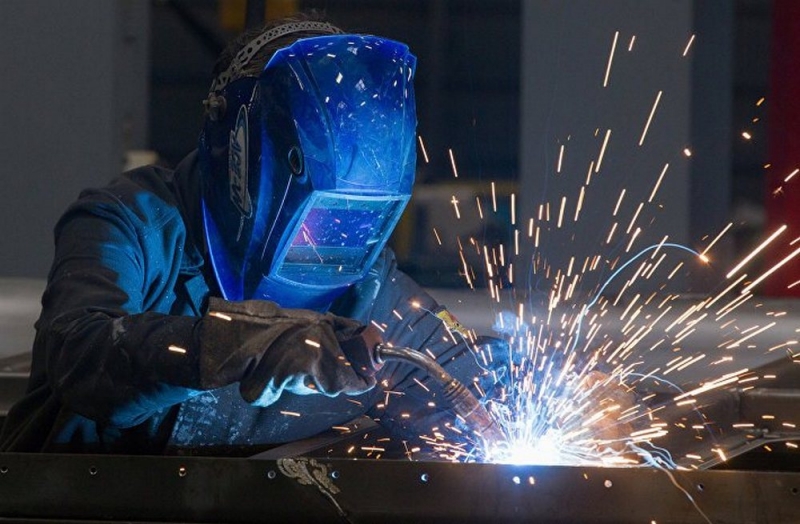 Слесарь, сварщик, машинист и монтажник - теперь по этим профессиям будут учить бесплатно