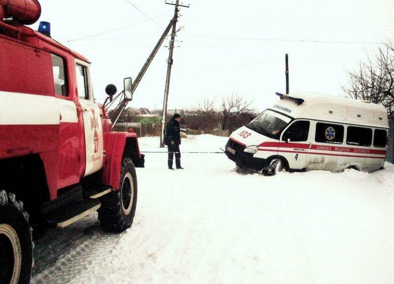 В Павлограде спасатели освободили «скорую» с роженицей из снежного заноса
