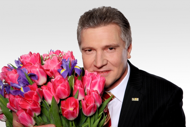 Артур Мартовицкий: С праздником волшебные и неповторимые женщины!