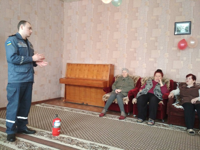 Павлоградские спасатели провели инструктаж для пенсионеров
