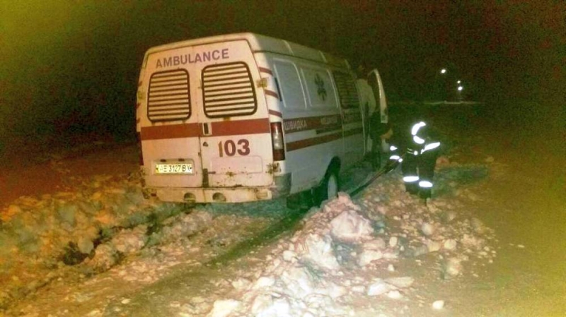 Из-за нерасчищенных дорог спасатели освобождали из снежного плена «скорую»