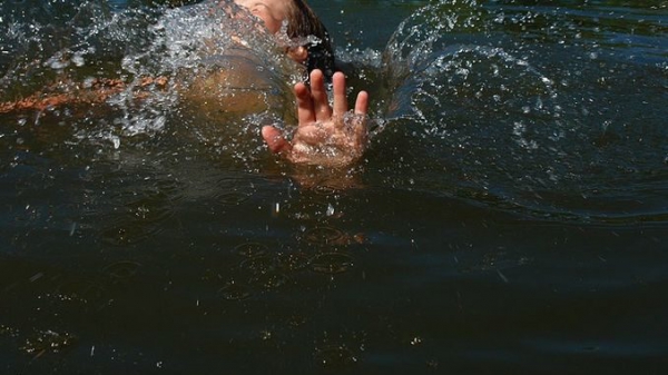 Ребенок захлебнулся водой в реке и впал в кому