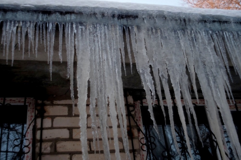 Берегитесь сосулек: спасатели Днепропетровщины напомнили о правилах безопасности