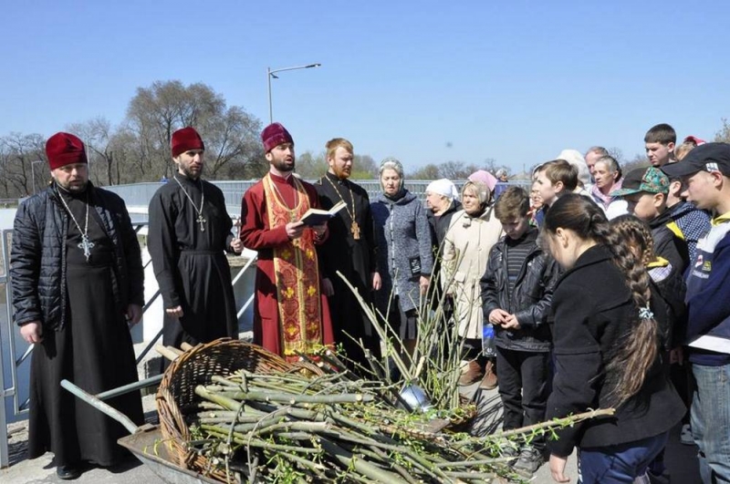 Священнолужители и прихожане Павлограда высадили вербы и убрали мусор
