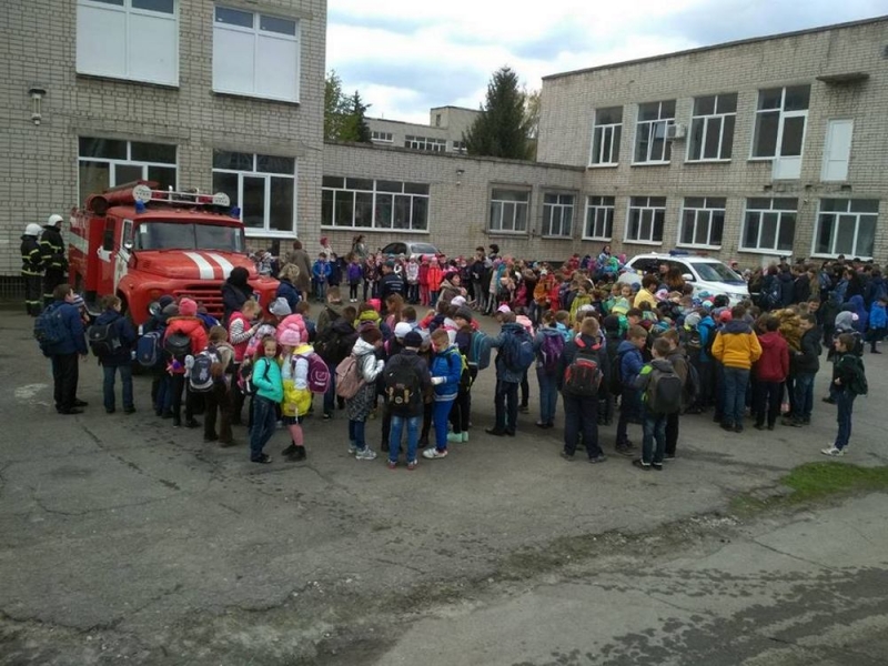 В Павлограде по сигналу тревоги эвакуировали школьников и учителей в трех школах