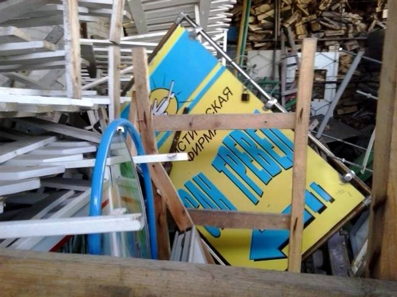 Незаконные рекламные щиты перед магазинами власть Павлограда обещает искоренить