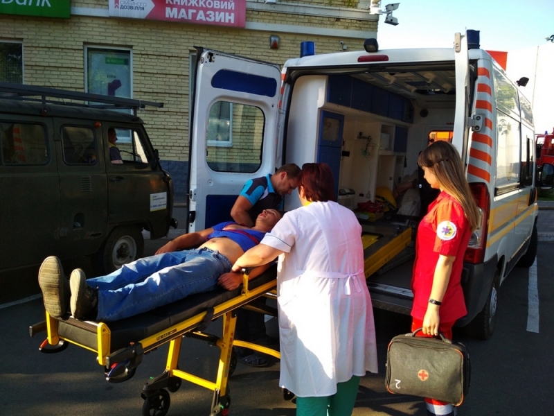 В торговом центре Павлограда огнеборцы тушили пожар и спасали пострадавших