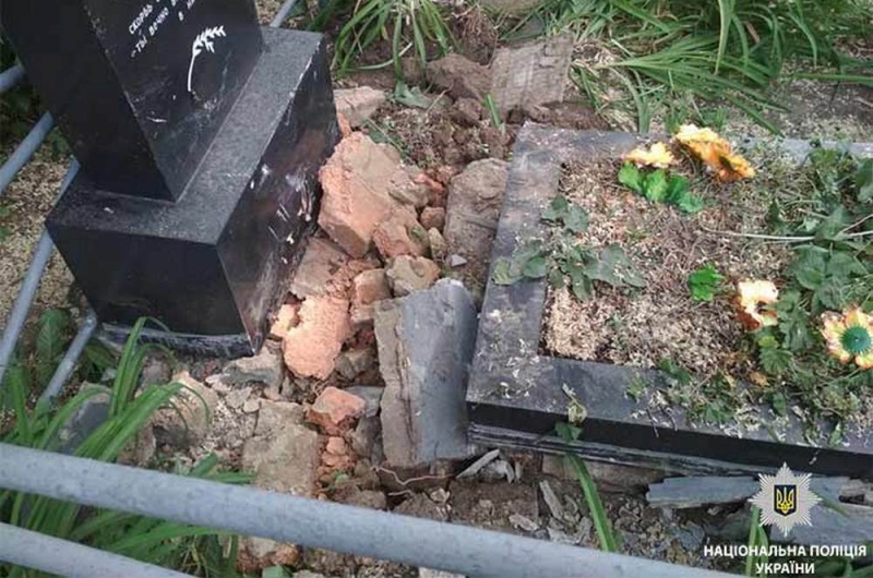 В Терновке ради денег мужчины надругались над могилами