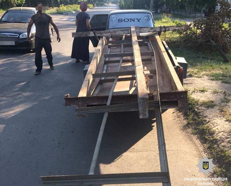 Полицейские Павлограда задержали парочку, которая разбирала на металл заброшенный Дом культуры