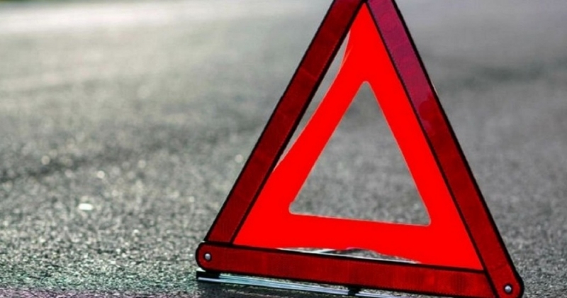 В Павлограде водитель мопеда врезался в ограждение и погиб на месте