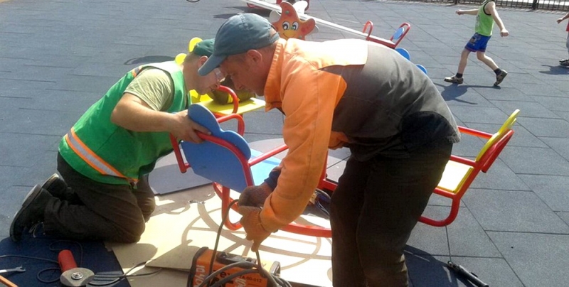 В Павлограде новые качели из Детского парка уже на ремонте